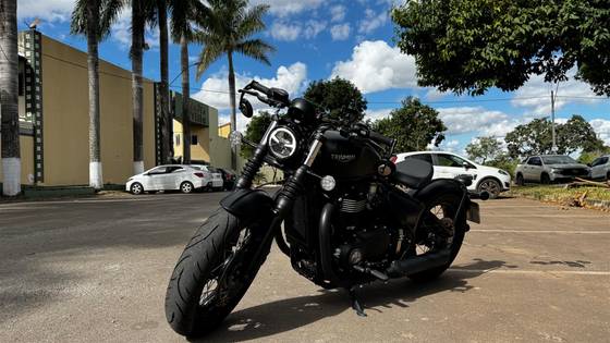 TRIUMPH BONNEVILLE BOBBER 1200 